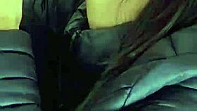 Duas putas morenas safadas se lambem e gozam sem parar