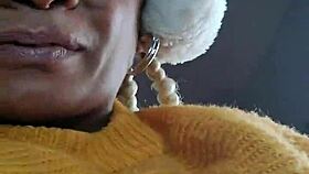 uma mulher peluda pulando no dildo e esguichando