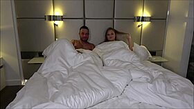 privat im schlafzimmer kissenschlacht führt zu wildem sex ohne kondom