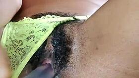 uma mulher peluda pulando no dildo e esguichando