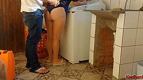 Dona de casa casada paga t�cnico de m�quina de lavar com a buceta