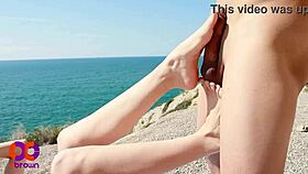 Risky couple fucks on the beach until cum on feet 😏