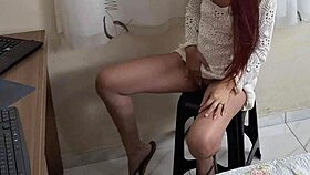 dona de casa recebe visita do tecnico safado em casa 😏