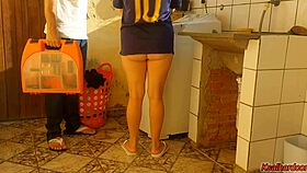 Dona de casa casada paga t�cnico de m�quina de lavar com a buceta