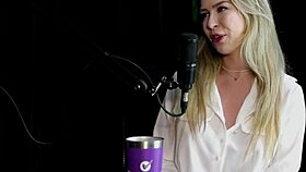 est� fazendo bastante sexo anal gozou tem um vibrador que a faz ter squirting sozinha e o seu conte�do com um cadeirante - milena moreau sheer red