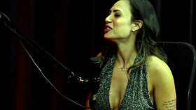 Sempre Foi Exibida é Sensual na Internet Aproveitou Todas as Oportunidades e o Teste de Fidelidade - Taluane Boom Watch on Sheer Red