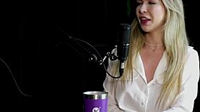 est� fazendo bastante sexo anal gozou tem um vibrador que a faz ter squirting sozinha e o seu conte�do com um cadeirante - milena moreau sheer red