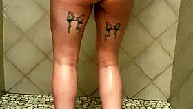 Gran Culo Se Mueve en la Ducha