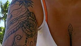 gravei pro meu amante flashing pussy on beach uh so hot