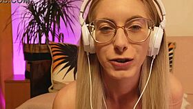 Szemüveges fogszabályzós vékony 18+ csaj hergeli SIMOGATSD MOST