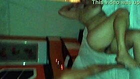 Hišna gospodinja Karina snema skupinski seks za gledajočega partnerja - 2. del