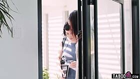 realtor seduces divorced ebony teen into strapon licking 👅💦