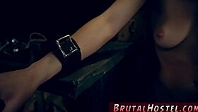 Adoration pieds punie par machine rude première défonce