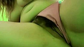 Esposa peluda Kendra punhetando com pau preto gigante no acampamento ao ar livre.