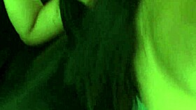 Gatinha asiática com tetas caídas balançando 😍 foda bruta na buceta!