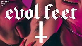 two sexy queens lick feet, hairy armpits and wet pussies together 😘👅🦵