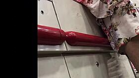 할머니 흐르는 치마 입고 매장 선반 뒤적이는 아래서 도촬