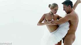 Sexy ballerina Vinna Reed's passionate outdoor fuck