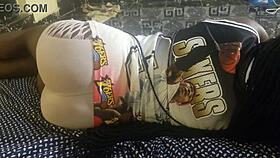 Teen flaunts juicy ass cheeks up close