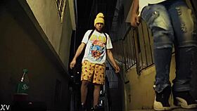 Европейская юная 18+ любительница с маленькими натуральными сиськами сильно сквиртит на твердом хуе