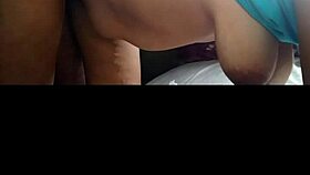 Šťavnatá latinská susedná milfka sa ohne vzadu