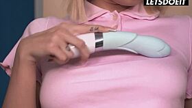 Horny babe Iya Missy bangs BBC roommate after fingering boredom 😈