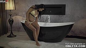 shalina devine unwinds solo before her bath time