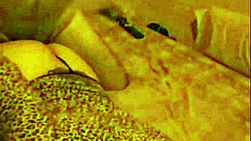 Latina kone bøjet doggystyle elsker at suge to pikke så godt