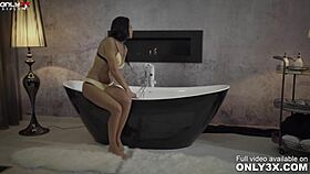 shalina devine unwinds solo before her bath time