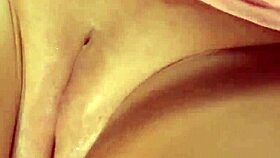 Kurva s obrovským zadkom sa rozvalí masturbovať dildom v podpätkoch fetiš sólo