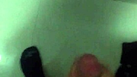 jalo mi verga en el baño hasta correrme fuerte