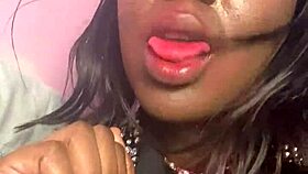 Tahrik güzel yumuşacık amcığını sergiliyor