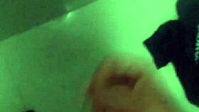 jalo mi verga en el baño hasta correrme fuerte