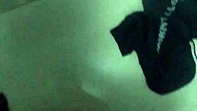 jalo mi verga en el baño hasta correrme fuerte