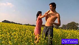 אני החברה הכי טובה נותנת לחבר תחת שלישייה עם חברה חמה לייליהופי לחג המולד