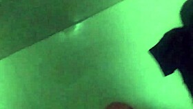 jalo mi verga en el baño hasta correrme fuerte