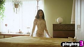 Jane Wilde displays her natural body and perfect figure