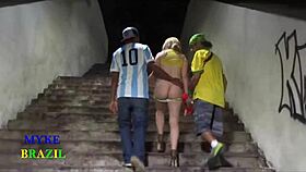 loira latina adora dupla penetracao anal gozando nos dois buracos