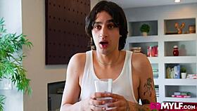 Lonely milf housewife 😩 fucks horny neighbor guy next door 🍆💦