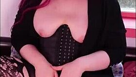 😍 watch this sexy bbw shemale stroke her cock to a hot cumshot!