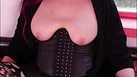 😍 watch this sexy bbw shemale stroke her cock to a hot cumshot!