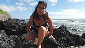 dig my feet on public beach