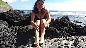 dig my feet on public beach