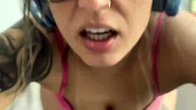 fucking hot babysitter in kitchen during her live stream 😈🍑💦