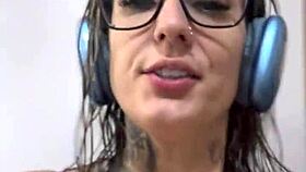 fucking hot babysitter in kitchen during her live stream 😈🍑💦