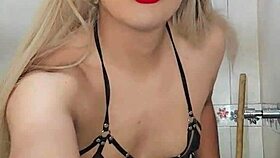 Rica transexual se masturba gostoso no banheiro com pau duro e cuzinho piscando