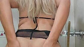 Rica transexual se masturba gostoso no banheiro com pau duro e cuzinho piscando