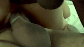 ai que delícia ser vendada e mandada dar cuzinho pra dois paus grossos enormes