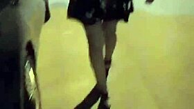 ay que caliente! subo al carro de mi novio pero... me toco sola y lo dejo con las ganas, callejero al maximo!