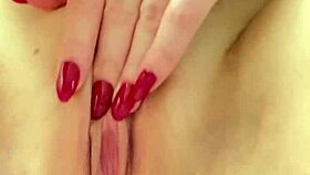 Hey horny iranian babe fingers her curvy body solo at home